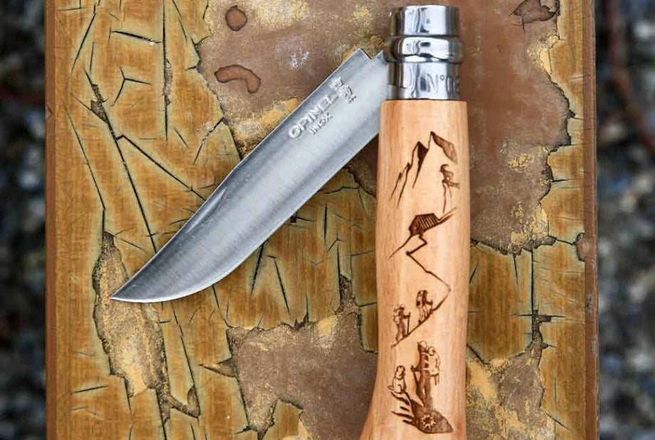 Opinel n° 8 Manico inciso che racconta la scalata in montagna 002186