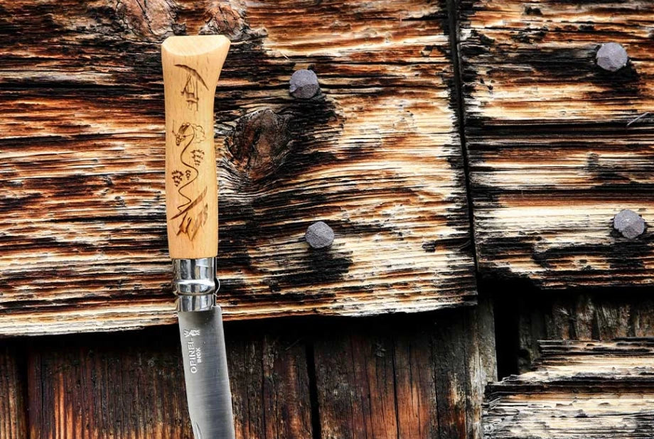 Opinel coltello N°08 manico con incisione che racconta lo Sci