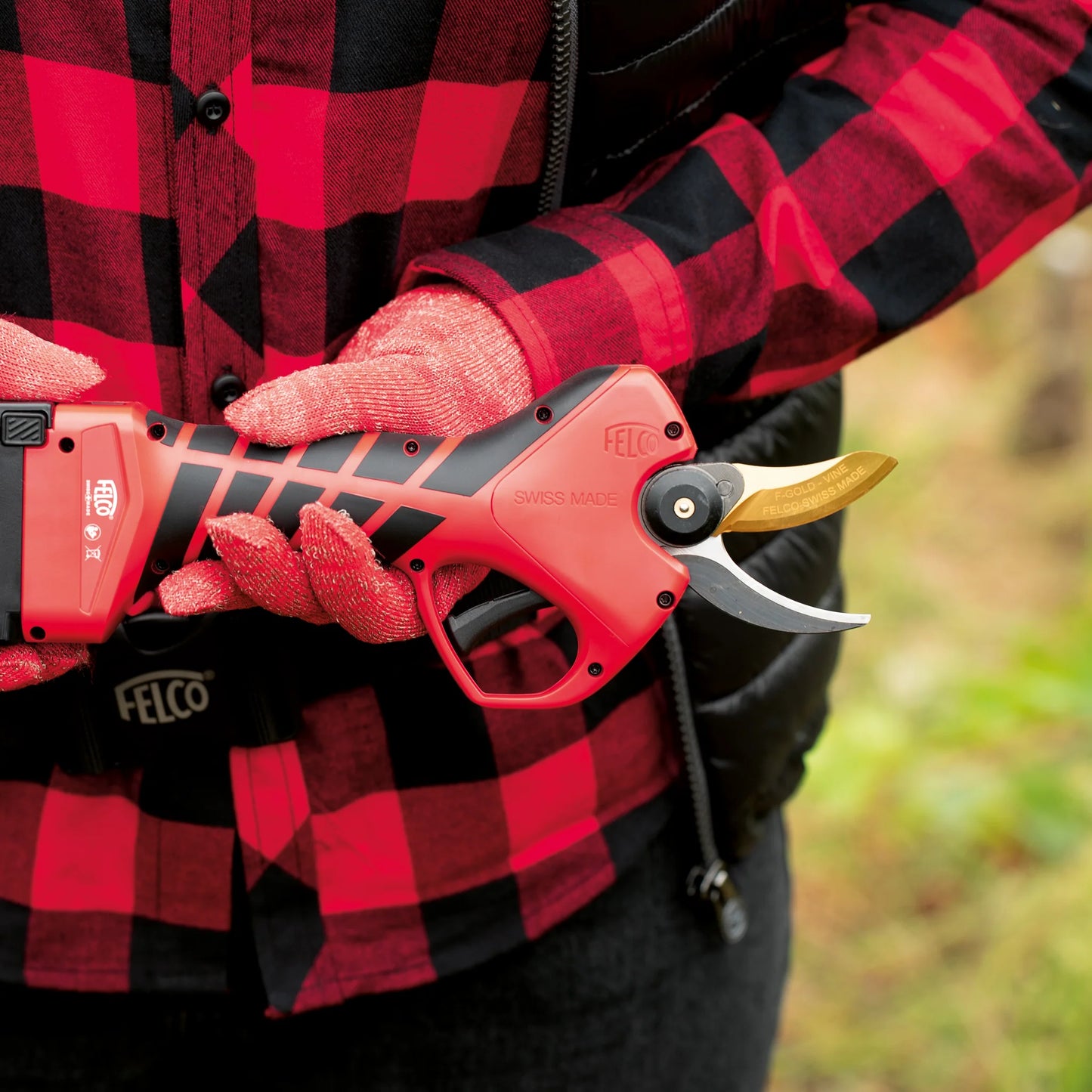 Felco 834V cesoia elettrica a batteria progettata per una potatura precisa del vigneto in sicurezza e con meno fatica e prodotta in Svizzera