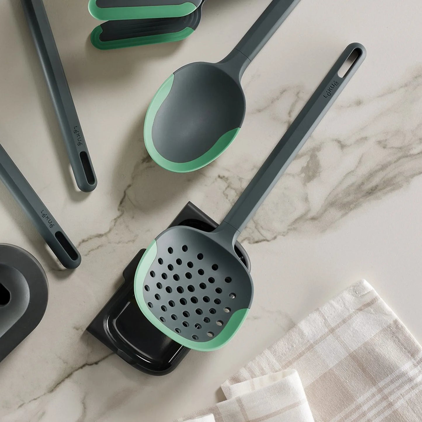 Lékué Set 5 utensili per cucina antigraffio Essential e supporto appoggia utensili 1842256