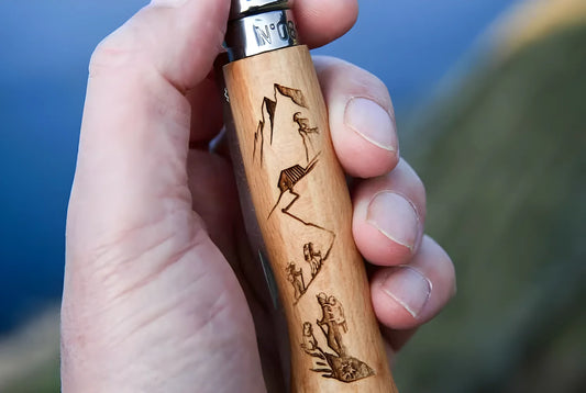 Opinel n° 8 Manico inciso che racconta la scalata in montagna 002186