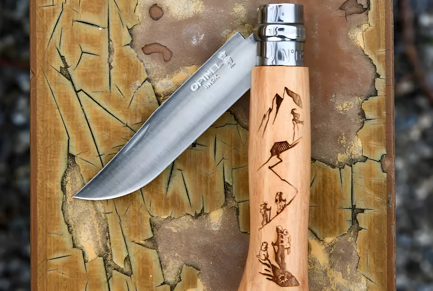 Opinel n° 8 Manico inciso che racconta la scalata in montagna 002186