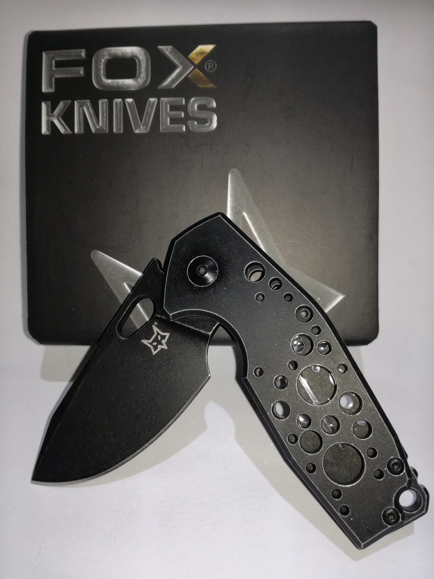 Coltello serramanico Fox Suru nero design Voxnaes FX-526 ALB