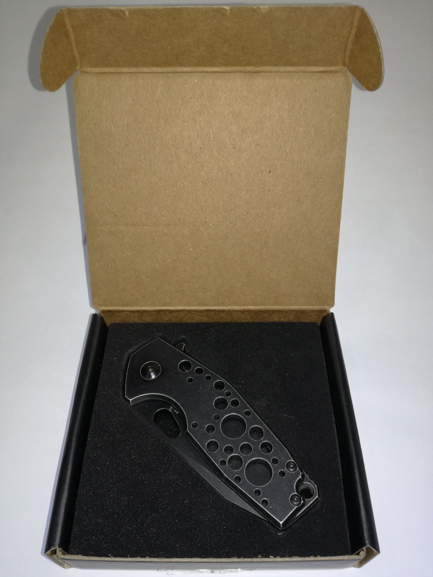Coltello serramanico Fox Suru nero design Voxnaes FX-526 ALB