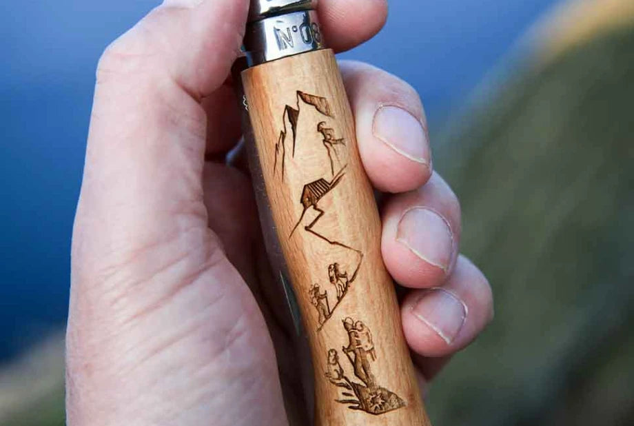 Opinel n° 8 Manico inciso che racconta la scalata in montagna 002186