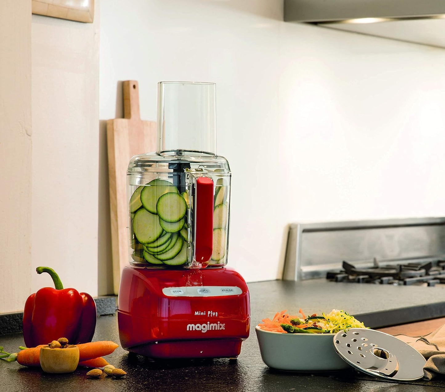 Magimix il mini plus rosso 18253EB permette di affettare e grattugiare verdure, frullare zuppe, impastare, montare gli albumi, macinare la carne, emulsionare salse e spremere agrumi.