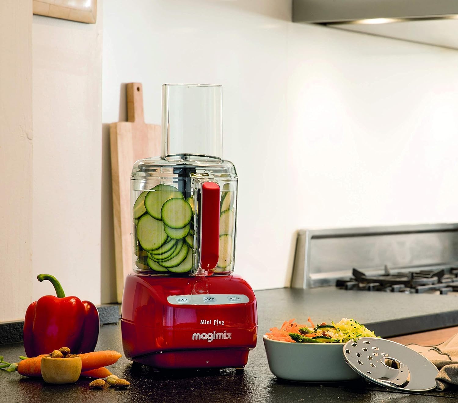 Magimix il mini plus rosso 18253EB permette di affettare e grattugiare verdure, frullare zuppe, impastare, montare gli albumi, macinare la carne, emulsionare salse e spremere agrumi.