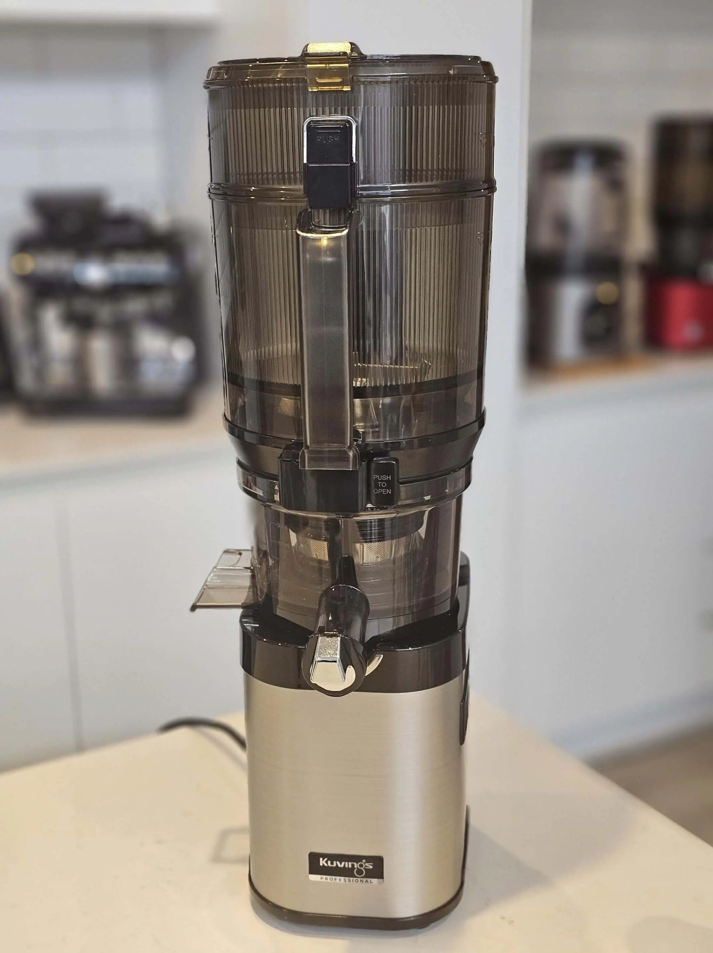 Kuvings CS800 il nuovo Estrattore Professionale Automatico a Freddo per Frutta e Verdura