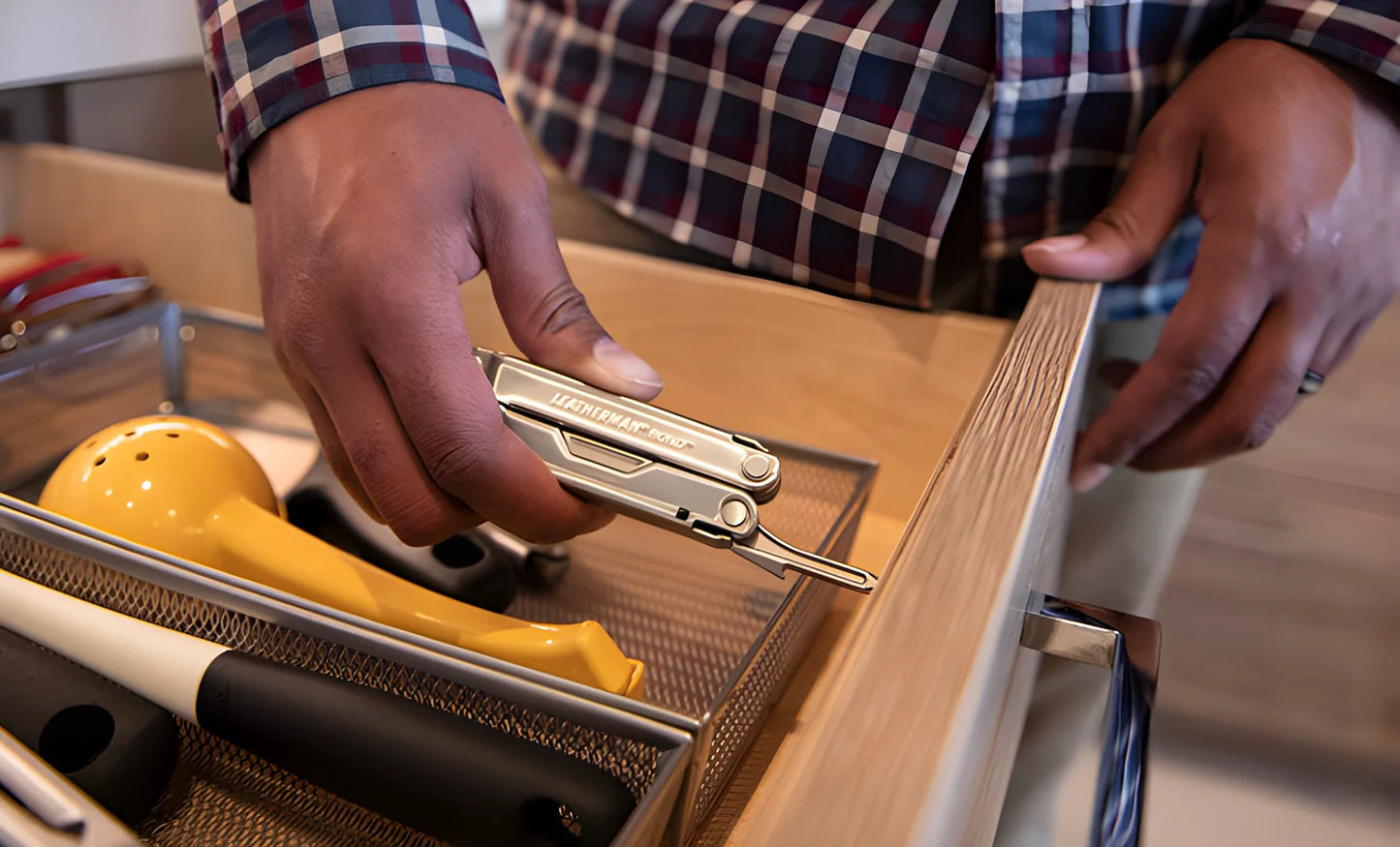Leatherman pinza multiuso Bond 14 utensi con fodero in nylon