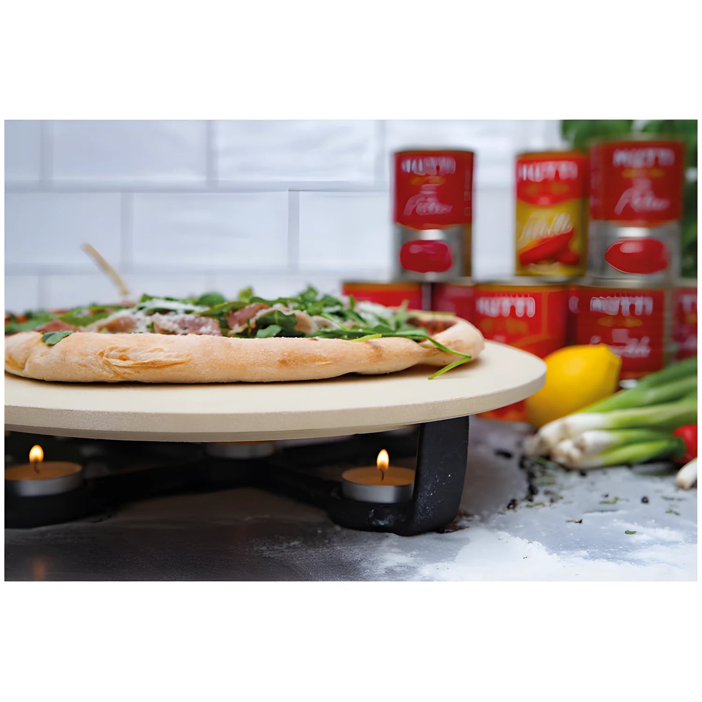 Boska pietra refrattaria da pizza con supporto calda in tavola