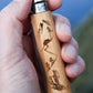 Opinel n° 8 Manico inciso che racconta la scalata in montagna 002186