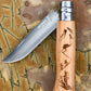 Opinel n° 8 Manico inciso che racconta la scalata in montagna 002186