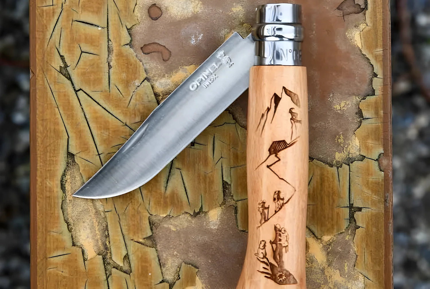 Opinel n° 8 Manico inciso che racconta la scalata in montagna 002186