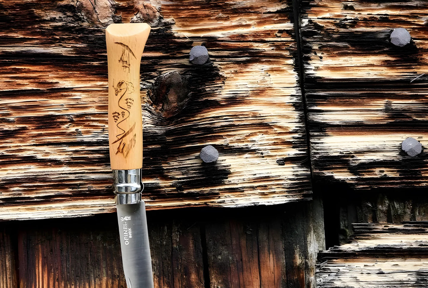 Opinel coltello N°08 manico con incisione che racconta lo Sci