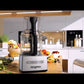 Magimix il mini plus rosso 18253EB  permette di affettare e grattugiare verdure, frullare zuppe, impastare, montare gli albumi, macinare la carne, emulsionare salse e spremere agrumi.