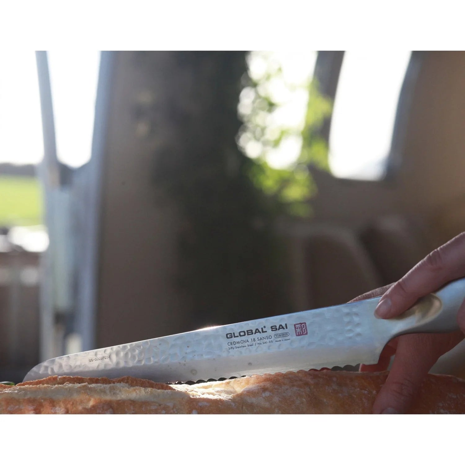 Global SAI-05 cm. 23 coltello da cucina per pane martellato