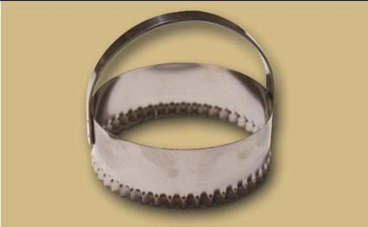 Taglia Tigelle/Raviole dentata con manico diametro 86 mm. A 221