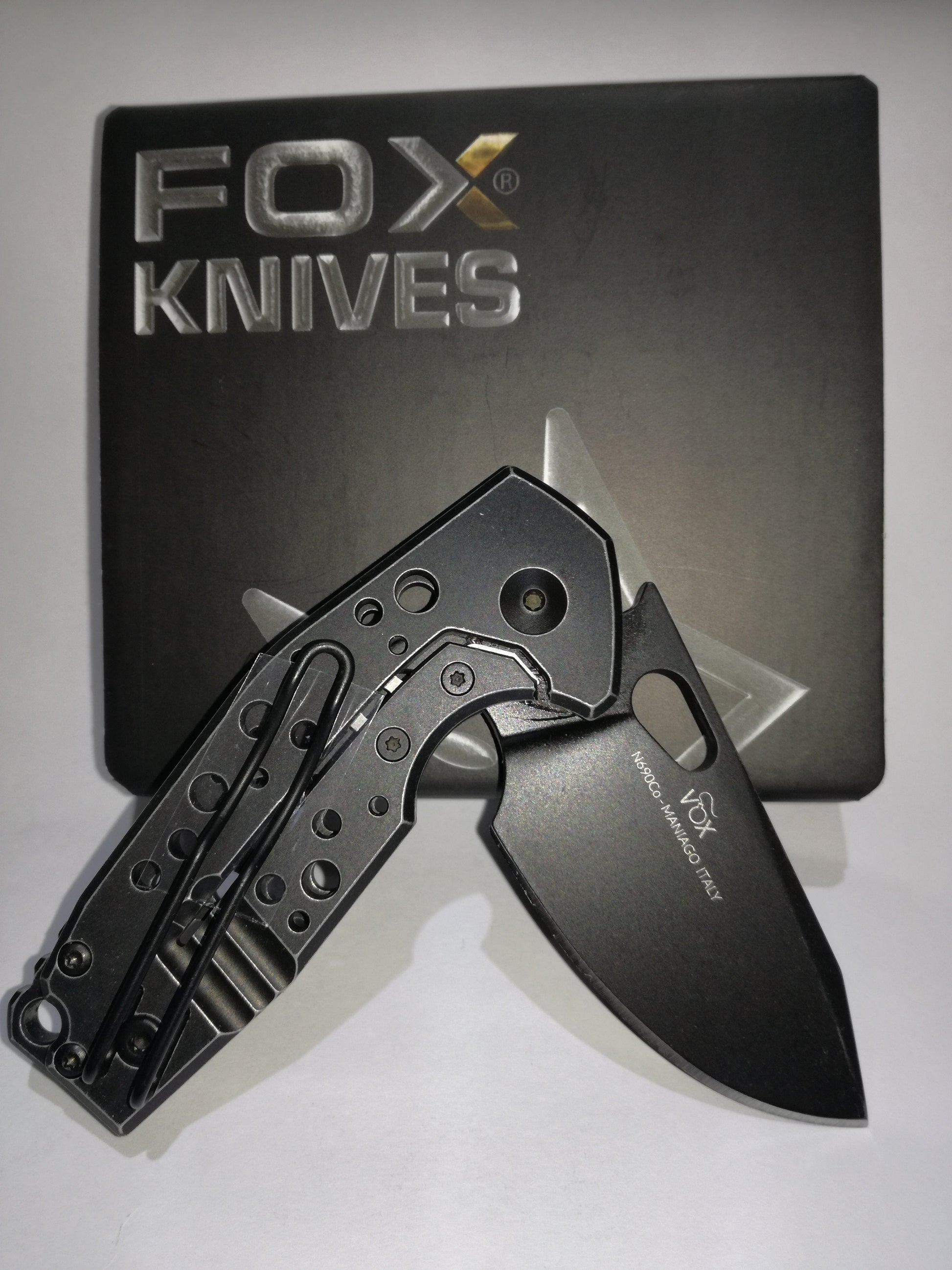 Coltello serramanico Fox Suru nero design Voxnaes FX-526 ALB